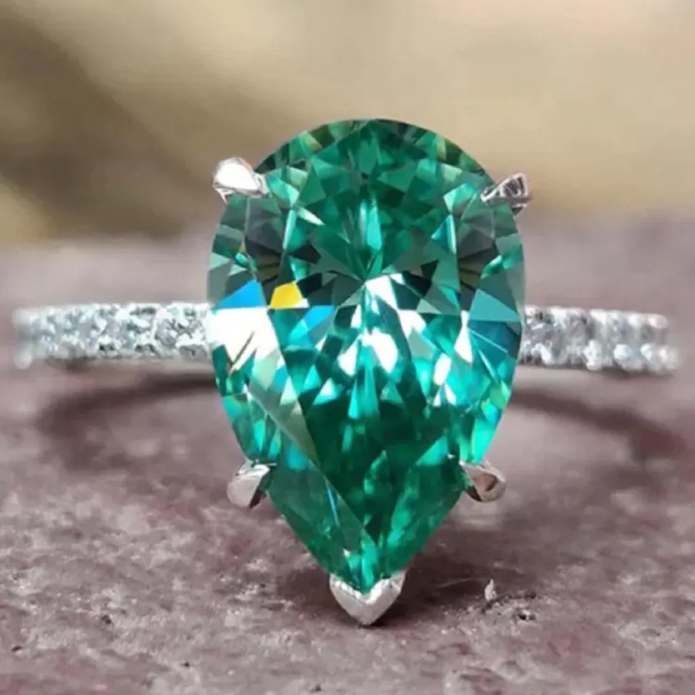 Elegant Green Teardrop Ring - Picture 2 of 5